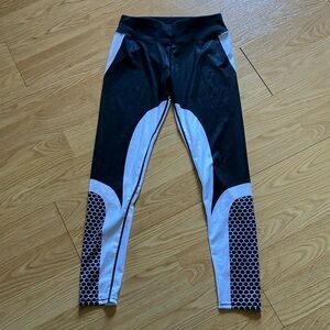 Source Unknown Black and White Geometric Leggings